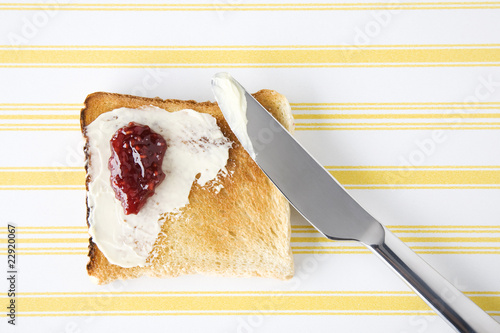 Toast mit Butter und Marmelade photo