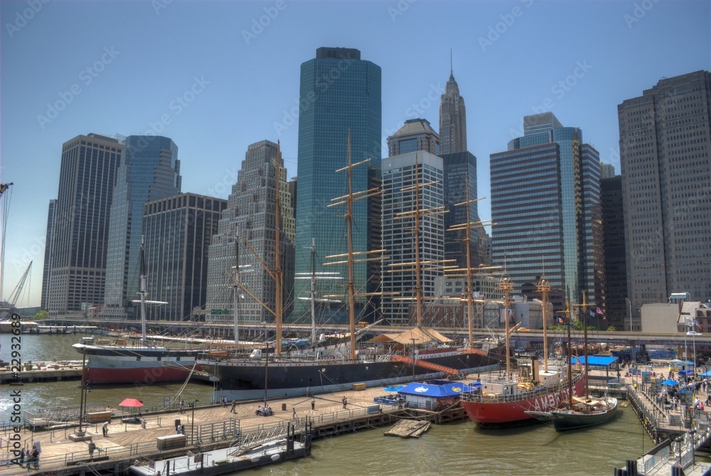 Fototapeta premium New York City Port with Skyline