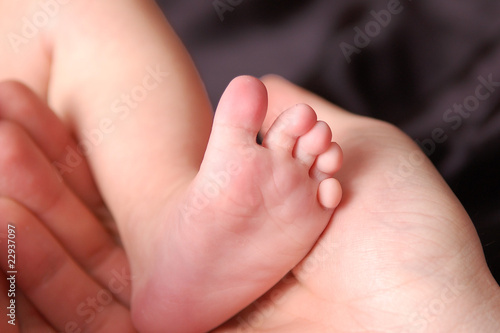 Baby foot in mother's hand © jankratochvila