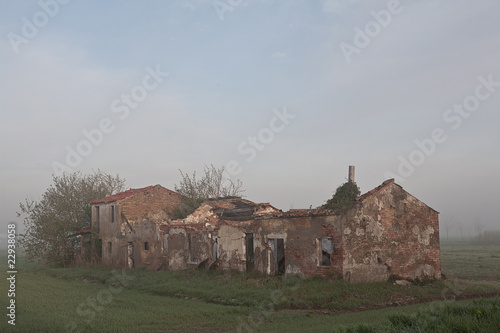 Verfallener Bauernhof in Venetien photo