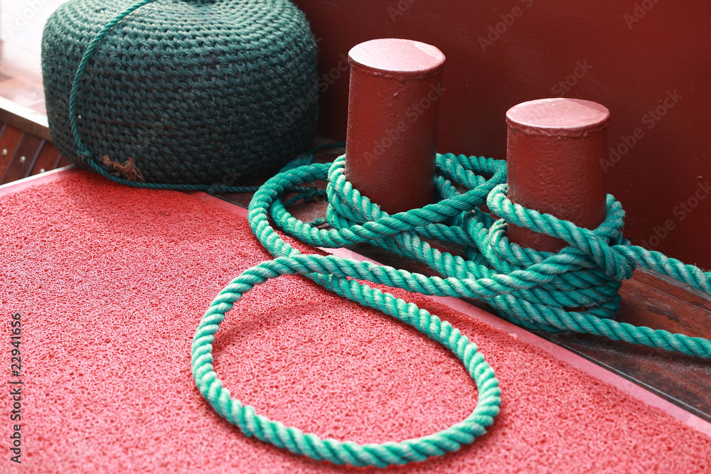 Obraz premium rope Tied at the stake on the pier