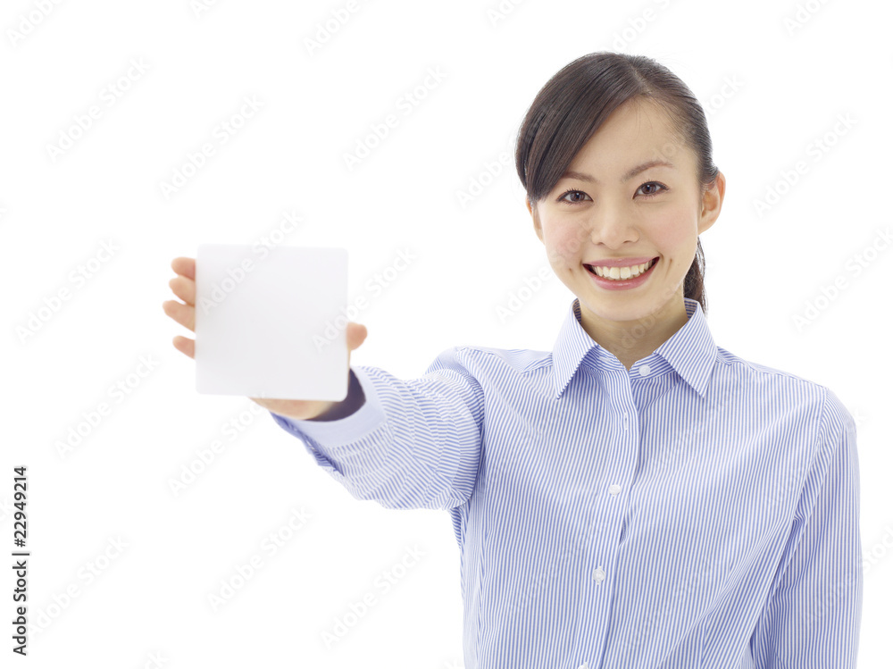 カードを持つ女性