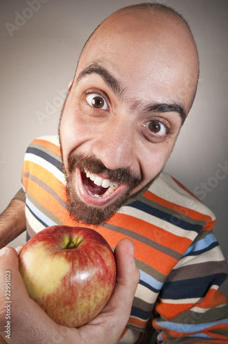 uomo che mangia una mela photo