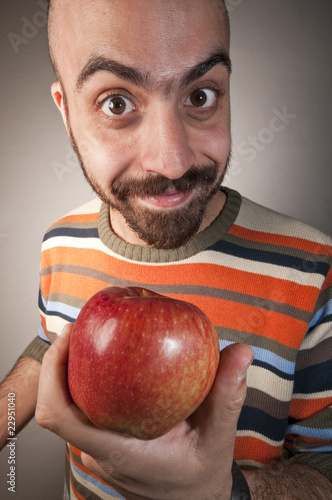 uomo che mangia una mela photo