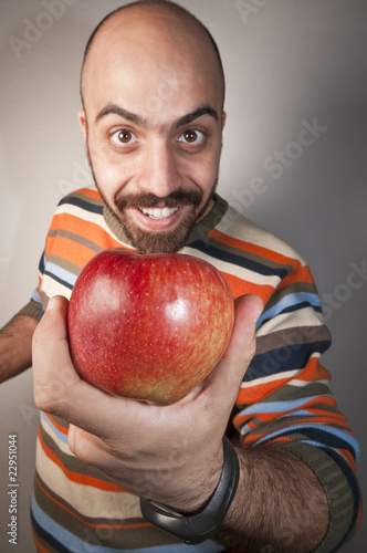 uomo che mangia una mela