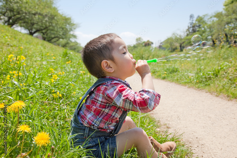 シャボン玉を吹く幼児 Stock 写真 Adobe Stock