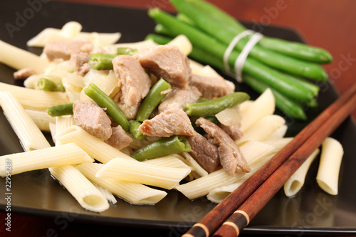 Penne rigate with pork, green beans and onion