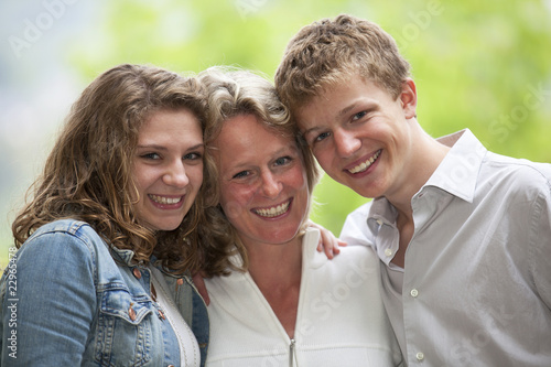 glückliche Mutter mit Tochter und Sohn © foto ARts