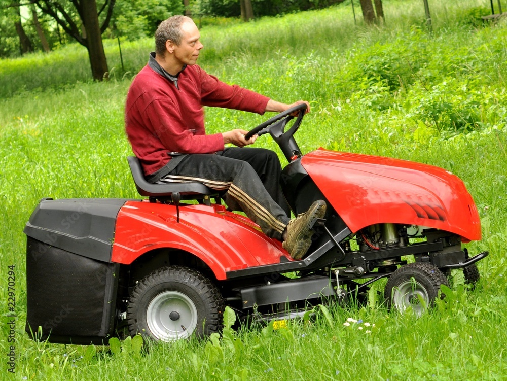 Fototapeta premium homme et tondeuse