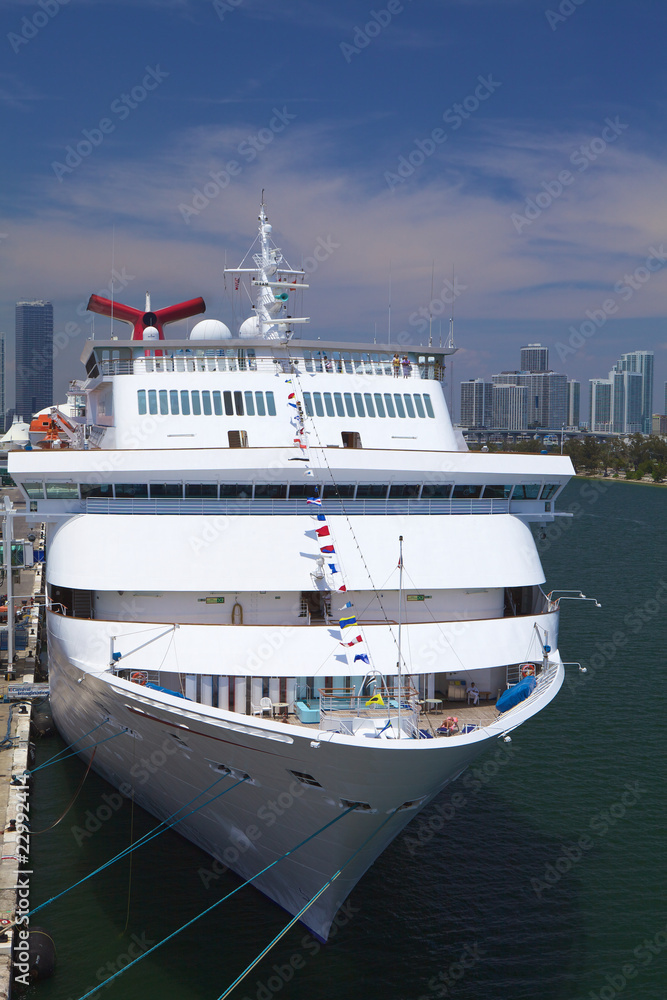 Naklejka premium nave da crociera nel porto di miami
