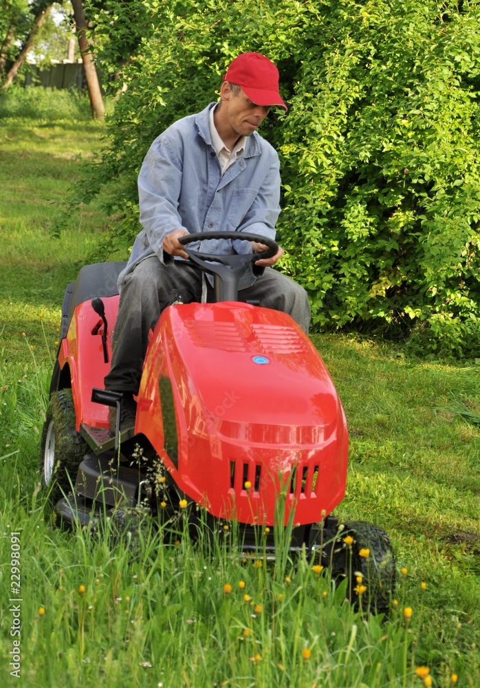 Obraz premium jardinier avec tondeuse