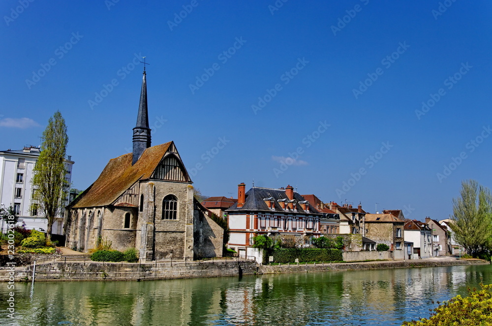 Eglise sur les quais de l'Yonne, Sens, France.