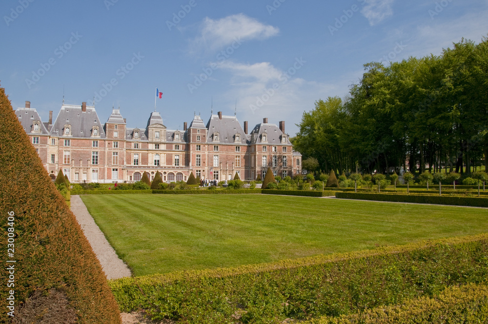 Obraz premium Le parc du château d'Eu (76) et son jardin à la française (roser
