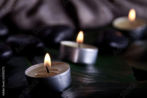 Buddha auf Bananenblatt, Massage Steine und Kerzen
