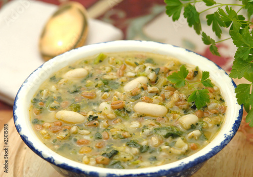 Zuppa di cereali integrali  e legumi