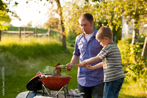 Familie beim Grillen im Garten photo