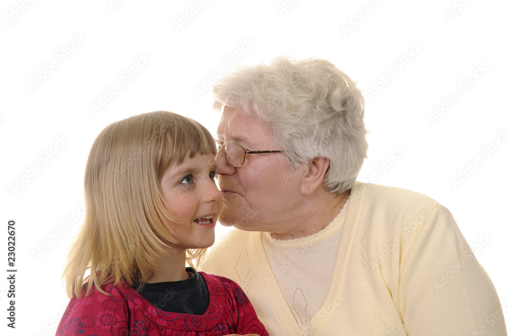 Oma und Enkelin fluestern Oma und Enkelin fluestern