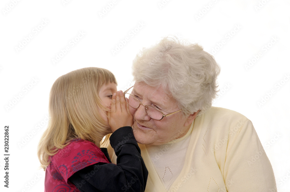 Oma und Enkelin flüstern