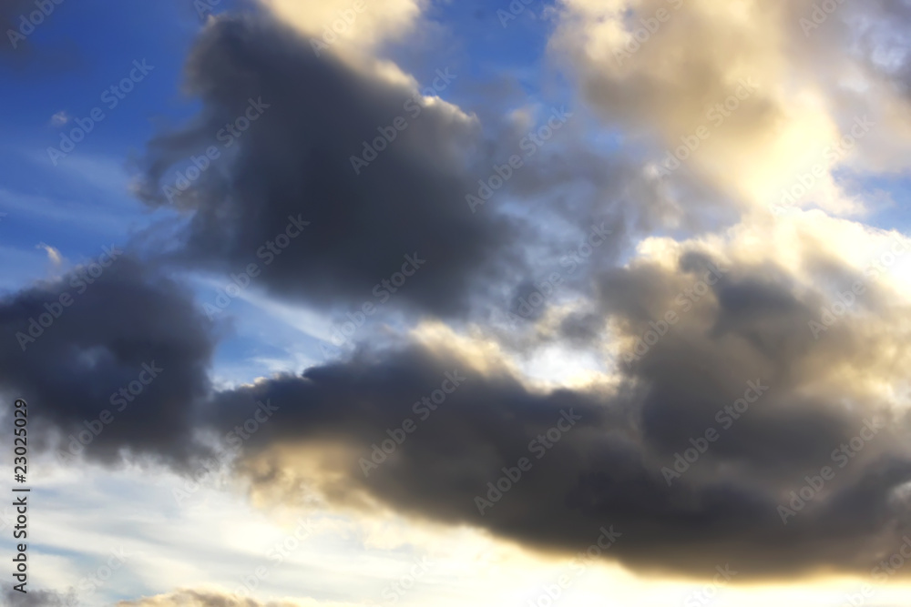 Fototapeta premium Sonne im Gewitterhimmel