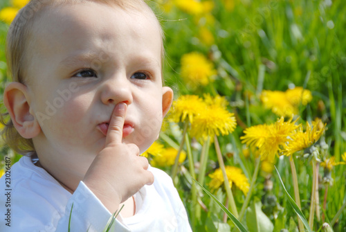 Finger vor dem Mund - Kleinkindporträt -