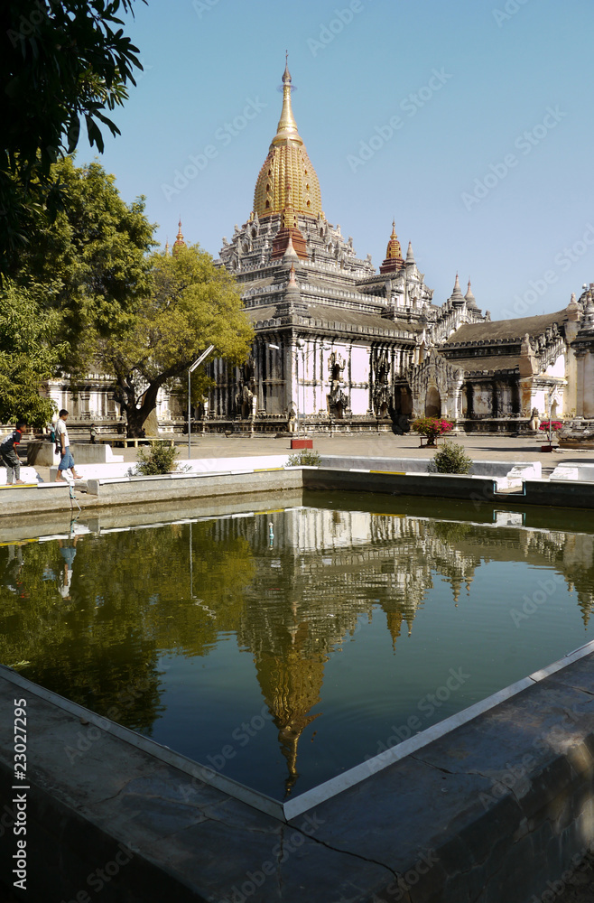 Fototapeta premium Ananda Tempel in Bagan, Spiegelung