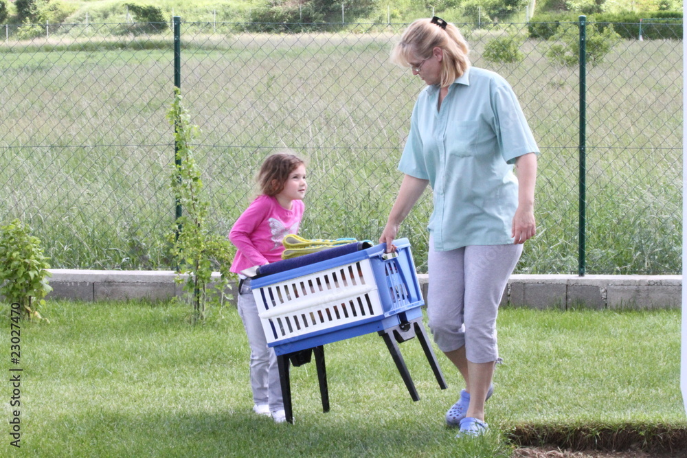Kind will beim Wäschetragen helfen Kind will beim Wäschetragen helfen