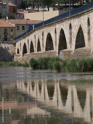 Puente de piedra en el río Duero en Zamora