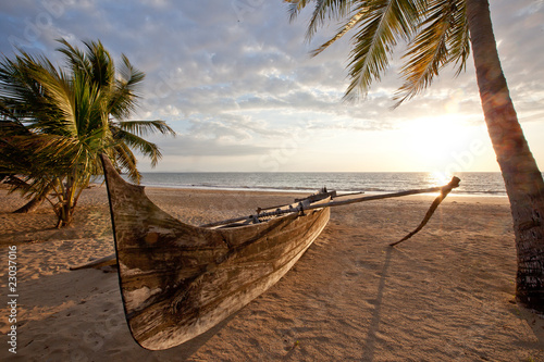 pirogue sur la plage