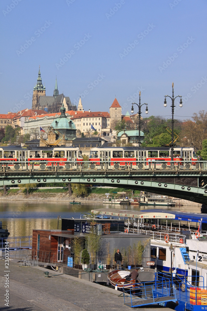 Fototapeta premium Spring Prague's gothic Castle above River Vltava