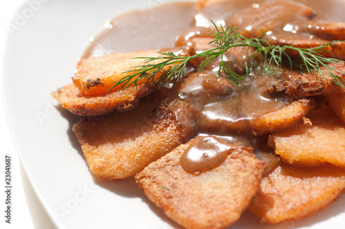 Gebratene Kloßscheiben mit Biersoße