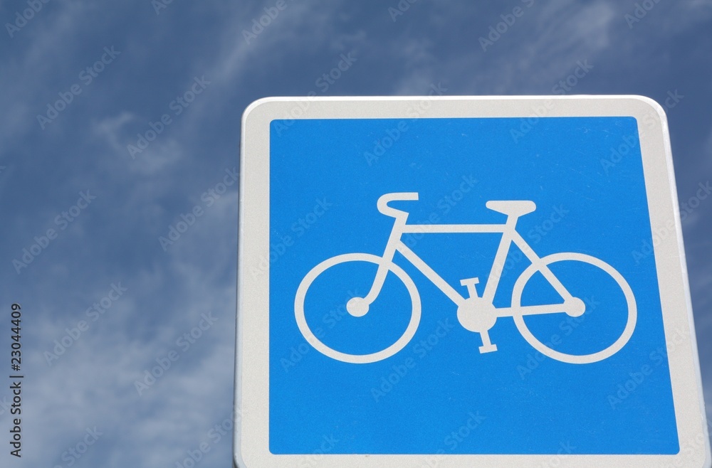 Panneau vélo sur fond de ciel bleu