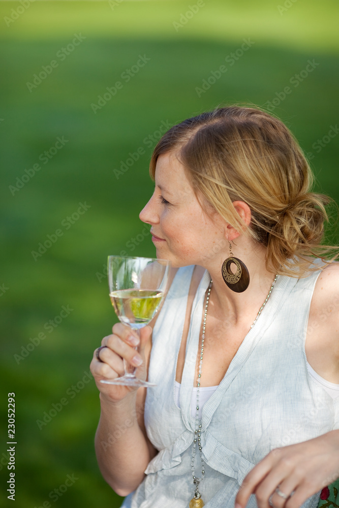 junge frau mit weinglas junge frau mit weinglas