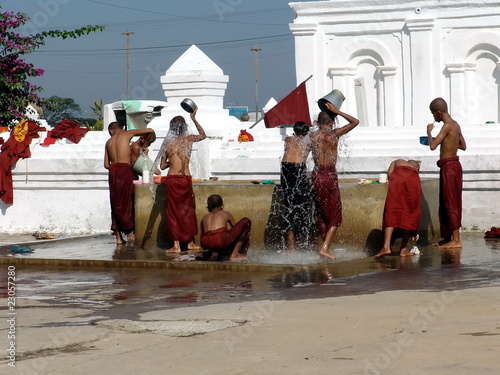 Myanmar, Inle Lake - Shwe Nyaung Monastery morning wash