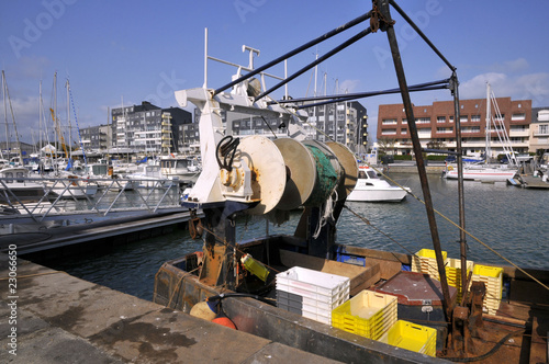 Bateau de pêche dans le port normand de Courseulles