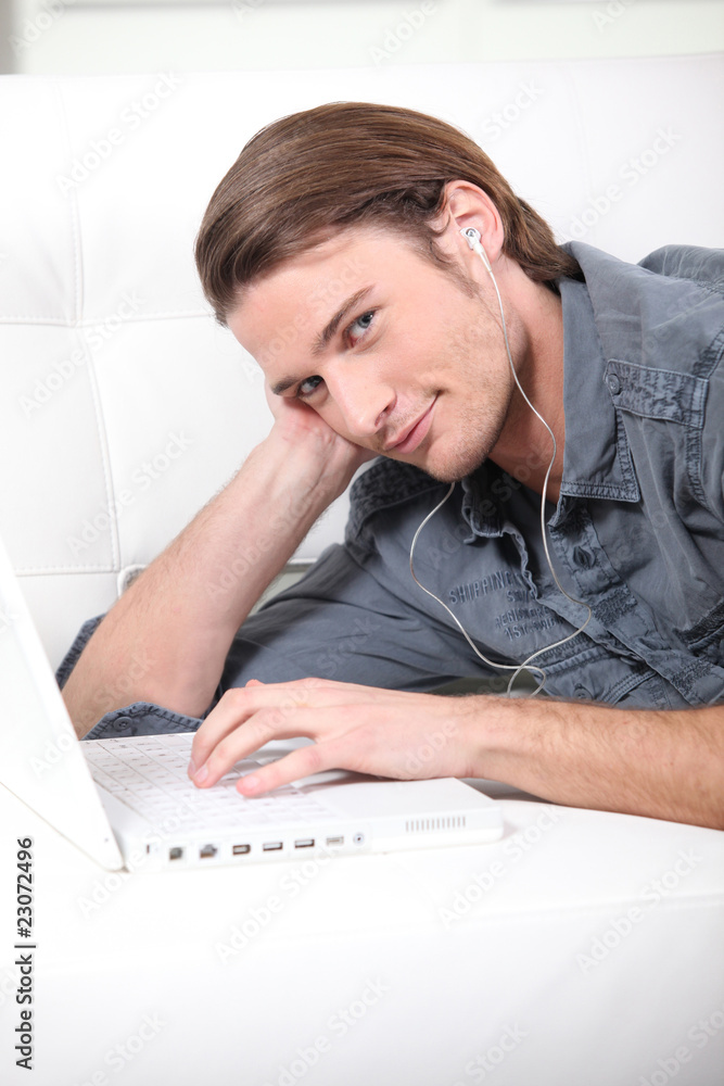 Homme décontracté écoutant de la musique Homme décontracté écoutant de la musique