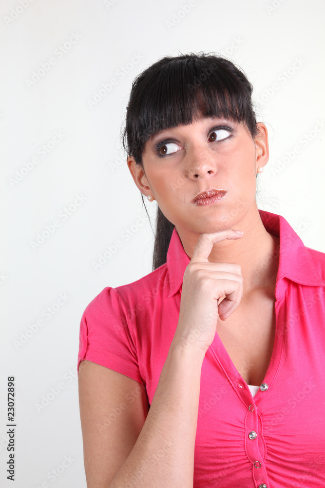 Jeune femme en pleine réflexion Jeune femme en pleine réflexion