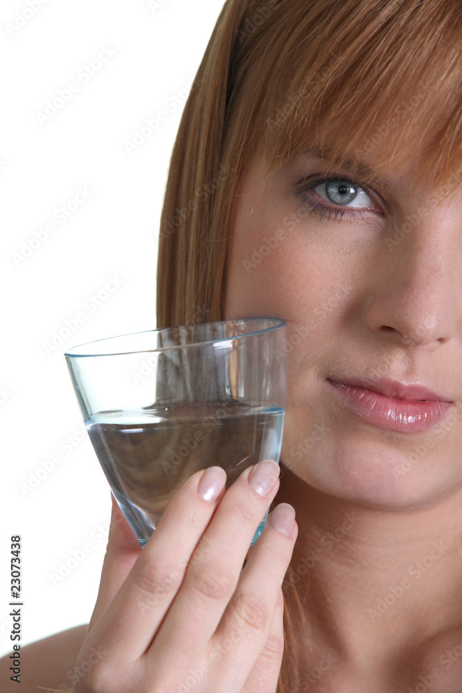Portrait d'une femme avec un verre d'eau Portrait d'une femme avec un verre d'eau