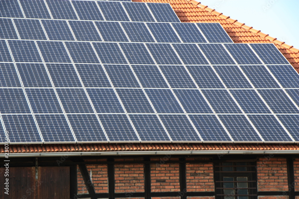 Naklejka premium Solaranlage auf einen Scheunendach