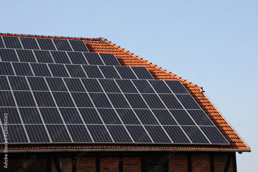 Fototapeta premium Solaranlage auf einen Scheunendach