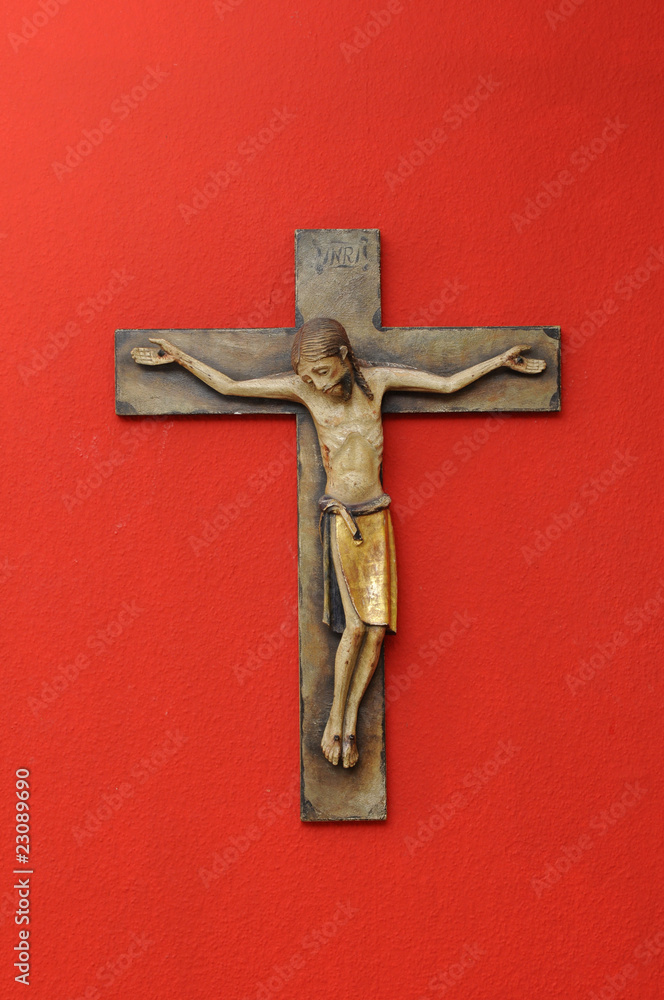 Kruzifix vor rotem Hintergrund