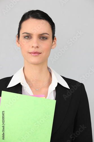 Portrait d'une jeune femme d'affaires