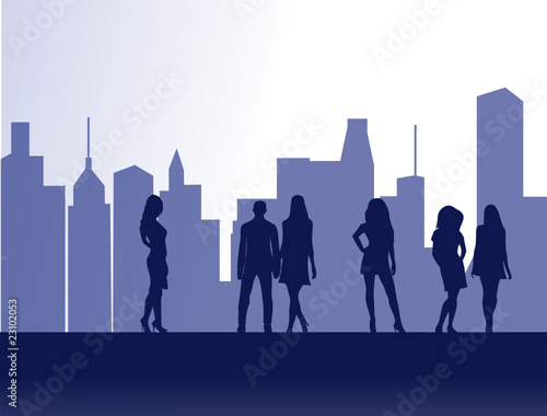 femmes et un couple devant des building en arrière plan