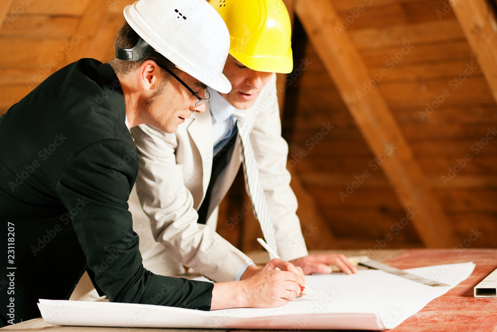 Unterschied Zwischen Bauingenieur Und Architekt Architekt und Bauingenieur diskutieren Bauplan Stock-Foto | Adobe Stock