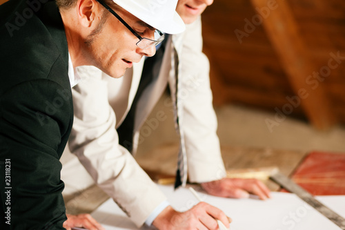 Architekt und Bauingenieur diskutieren Bauplan