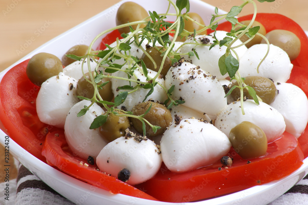 Mozzarella mit Tomaten als Salat Mozzarella mit Tomaten als Salat