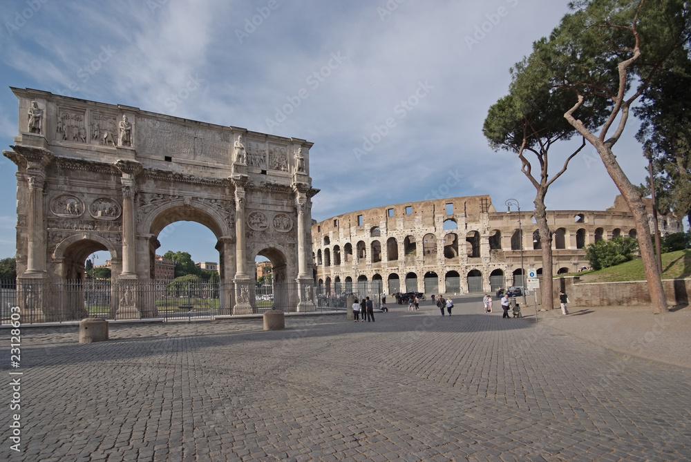 Roma, l' arco di Costantino e il Colosseo