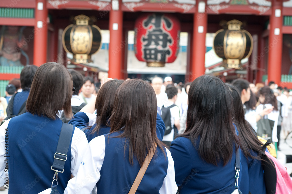 Naklejka premium Uczeń wycieczki szkolnej Sensoji Temple