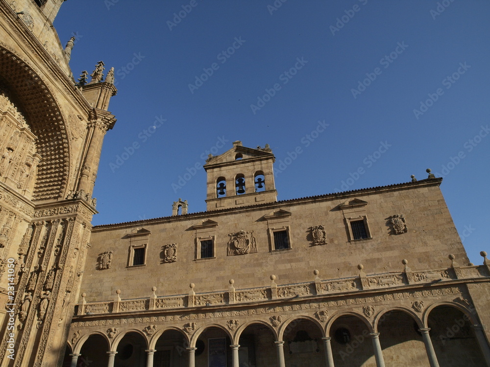 Portada del convento de los Dominicos en Salamanca