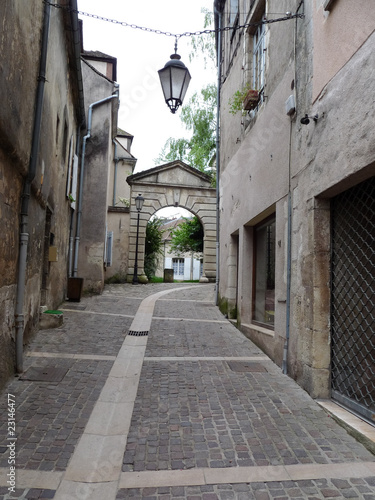 Ancienne rue pavée à clamecy, France photo