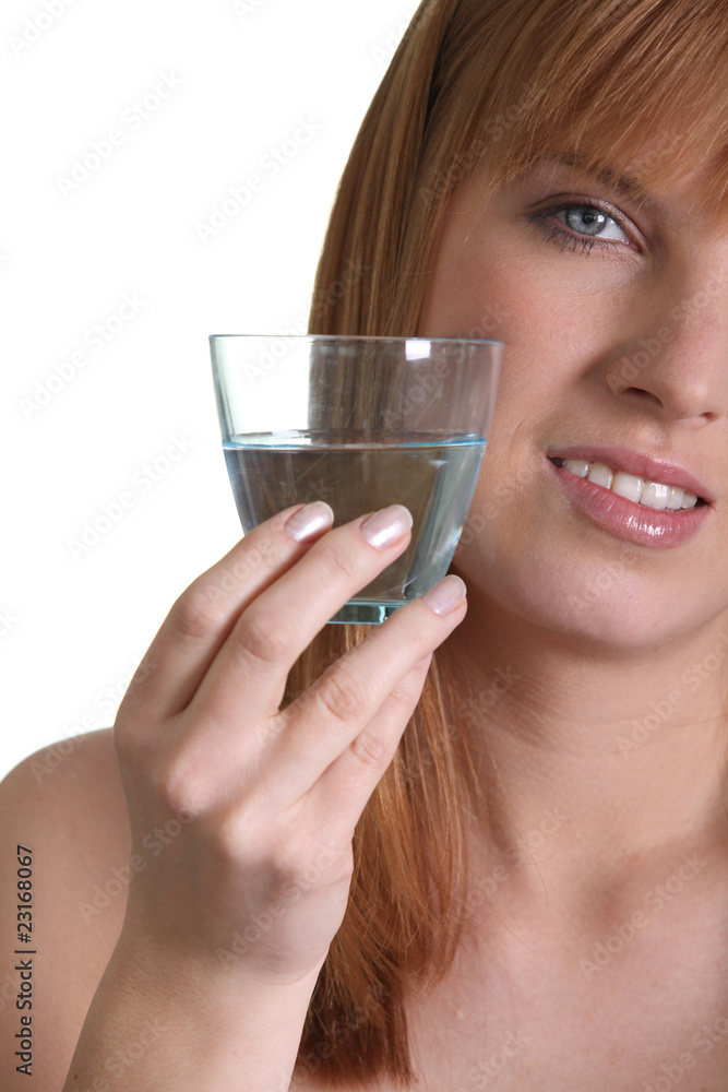 Portrait d'une femme avec un verre d'eau Portrait d'une femme avec un verre d'eau